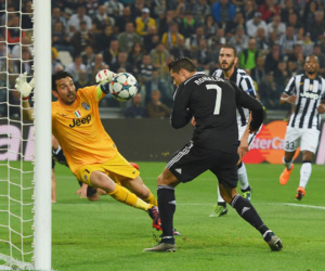 Báo Italy: Ronaldo nên coi chừng Buffon