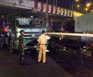 Bình Dương: Va chạm với container, nữ công nhân tử vong