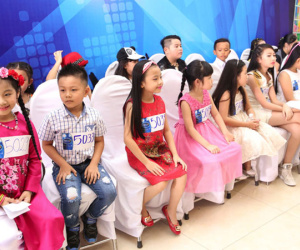 Cậu bé chăn vịt thi hát kiếm tiền giúp bố mẹ
