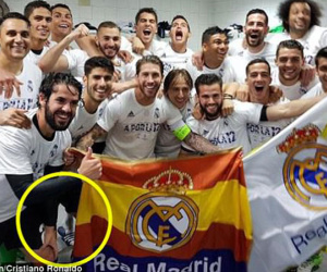 Ronaldo lại nhón chân, "ăn gian" chiều cao