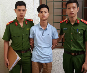 Tên cướp đánh vỡ mũ bảo hiểm cô gái để giật túi xách