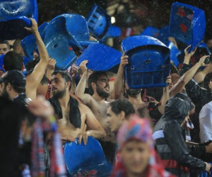 Vì sao CĐV Atletico tháo ghế mang về nhà?