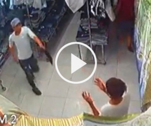 Video: Đêm đâm chém loạn xạ trong shop thời trang của toán thanh niên