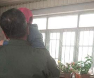 Câu chuyện đau lòng về cậu bé 4 tuổi ngồi bên thi thể mẹ suốt 2 ngày 3 đêm