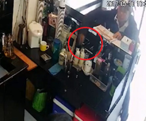 Clip: Người đàn ông lớn tuổi "thó" điện thoại trong cửa hàng