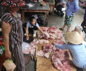 Dẹp phản thịt của chị bán thịt heo bị đổ luyn