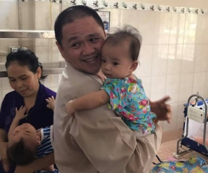 Dù bị "ném đá", Minh Béo vẫn tươi rói đi làm từ thiện