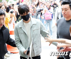 Fan xếp hàng dài tiễn Lee Min Ho lên đường nhập ngũ