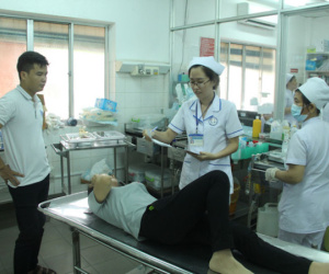 Hàng chục công nhân cấp cứu, nghi ngộ độc thức ăn