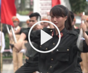 Video: Nữ cảnh sát đặc nhiệm múa côn nhị khúc điêu luyện