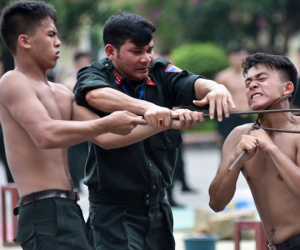 Sinh viên cảnh sát biểu diễn võ thuật, giải cứu con tin