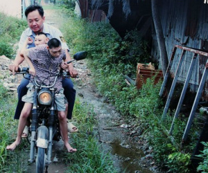 Đau lòng trước cuộc sống cơ cực của người cha nuôi con bị teo não