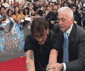 Fan Trung Quốc phát cuồng khi Johnny Depp và Orlando Bloom xuất hiện