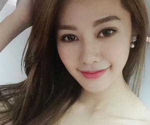 Linh Chi gây sốc khi livestream chỉ khoe vòng 1 “dao kéo”