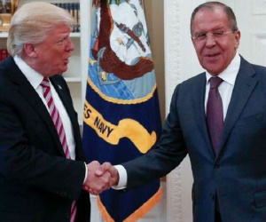 Nhà Trắng tức giận vì Nga đăng ảnh Ngoại trưởng bắt tay Trump