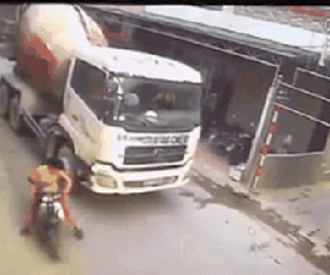 Triệu tập tài xế xe bồn cố tình đánh lái đè xe máy của người phụ nữ đèo con nhỏ