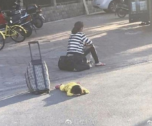 Bé gái bị mẹ đẻ giẫm đạp lên người, bỏ rơi giữa đường vì nghi mắc bệnh