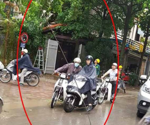Hoảng loạn vì thanh sắt từ “trên trời” rơi xuống đường
