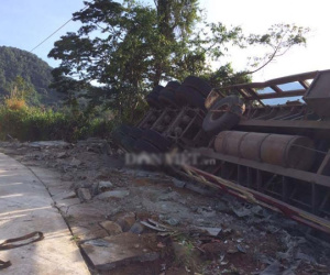Kon Tum: CSGT cưa đầu xe tải bị nạn, kịp cứu người trên đèo Lò Xo