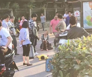 Sốc: Bé gái bị mẹ đẻ giẫm đạp lên người, bỏ rơi giữa đường vì nghi mắc bệnh