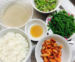 Mẹ chồng chăm ngày 3 bữa cơm đầy ắp thức ăn, nàng dâu này vẫn lên mạng than khổ