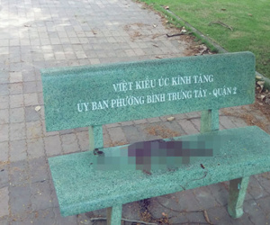 Thi thể có vết thương trên ghế đá bệnh viện