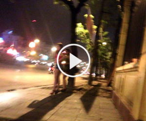 Video: Gái mại dâm thuê bảo kê chở đi mời khách công khai trên "phố vẫy"