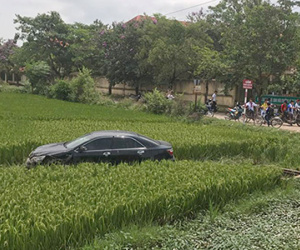 Xe Camry tông chết 3 học sinh trên đường làng