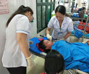 Xe tải đi ngược chiều đâm xe khách, 7 người thương vong