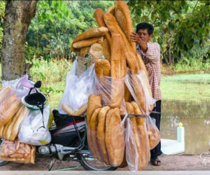 Xôn xao hình ảnh những chiếc bánh mì khổng lồ thu hút người dân ở An Giang