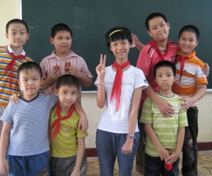 "Hiệu trưởng ném học bạ vào mặt, bắt tôi bế con về"