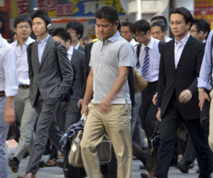 Không rượu, không xe, không "nghiện" việc, đàn ông Nhật đang làm gì?