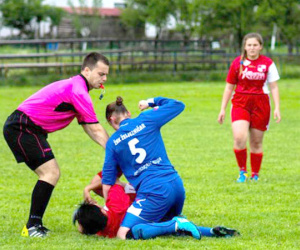 Nữ cầu thủ vật ngã, ngồi lên lưng và đấm liên tiếp vào đầu đối thủ