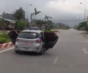 Sự thật taxi mở bung 2 cửa lao vun vút trên đường