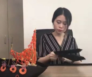 Video: Thánh nữ ham ăn mở tiệc sushi băng chuyền tại văn phòng