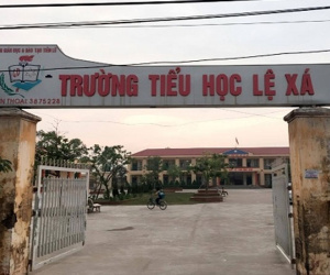 Thu tiền sai quy định, hiệu trưởng bị phụ huynh "tạm giữ"