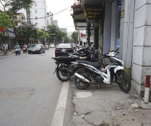 Vỉa hè "rộng một gang tay" tái xuất tại Hà Nội