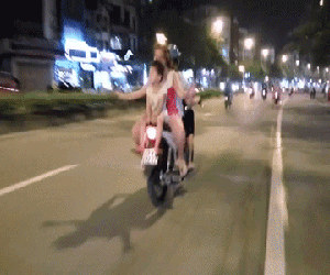 Clip giật mình: Hai đứa trẻ ngồi ngược sau yên xe máy đang phóng vun vút trên đường phố Hà Nội