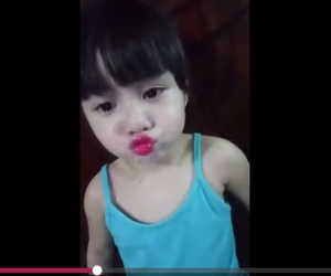 Cô bé trang điểm, sơn móng tay vì muốn được bà ngoại khen