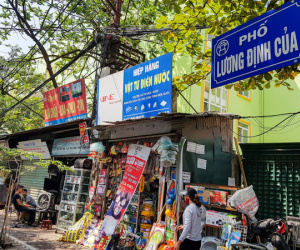 Dãy cửa hàng siêu nhỏ tồn tại 30 năm ở Hà Nội