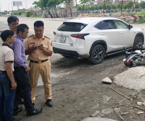 Hơn chục người nâng ôtô Lexus cứu phụ nữ kẹt dưới gầm