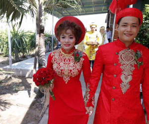 "Hot boy trà sữa" cưới ở quê, rước dâu bằng xe sang