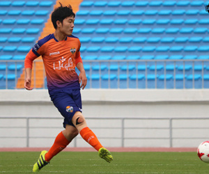 Lương Xuân Trường lần đầu đá chính cho Gangwon FC