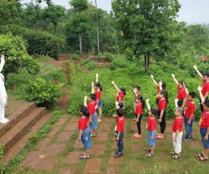 Phụ huynh “đốt tiền” cho con học hè, trẻ được gì?