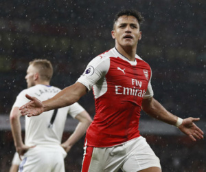 Sanchez lập cú đúp, Arsenal cách top 4 một điểm trước vòng cuối