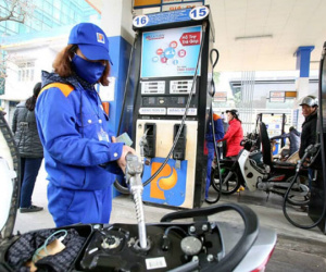 Tăng giá xăng thì liên quan gì “trách nhiệm người dân”?