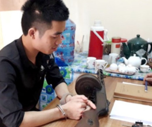 Thanh niên 18 tuổi "bắt cóc" đối thủ, dí súng bắn vào đầu