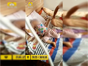 Bị quấy rầy khi đang ngủ, bố siết cổ, lay đầu, hành hạ con khiến cộng đồng mạng dậy sóng