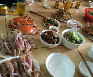 Các mẹ khoe mâm cơm "choảng" nhau chan chát, nhà tôm hùm to hơn cái thớt, nhà đậu phụ trứng rán lèo tèo