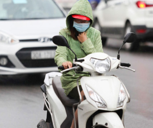 Hà Nội: Người đi đường co ro vì đầu hè bất ngờ trở lạnh như mùa đông